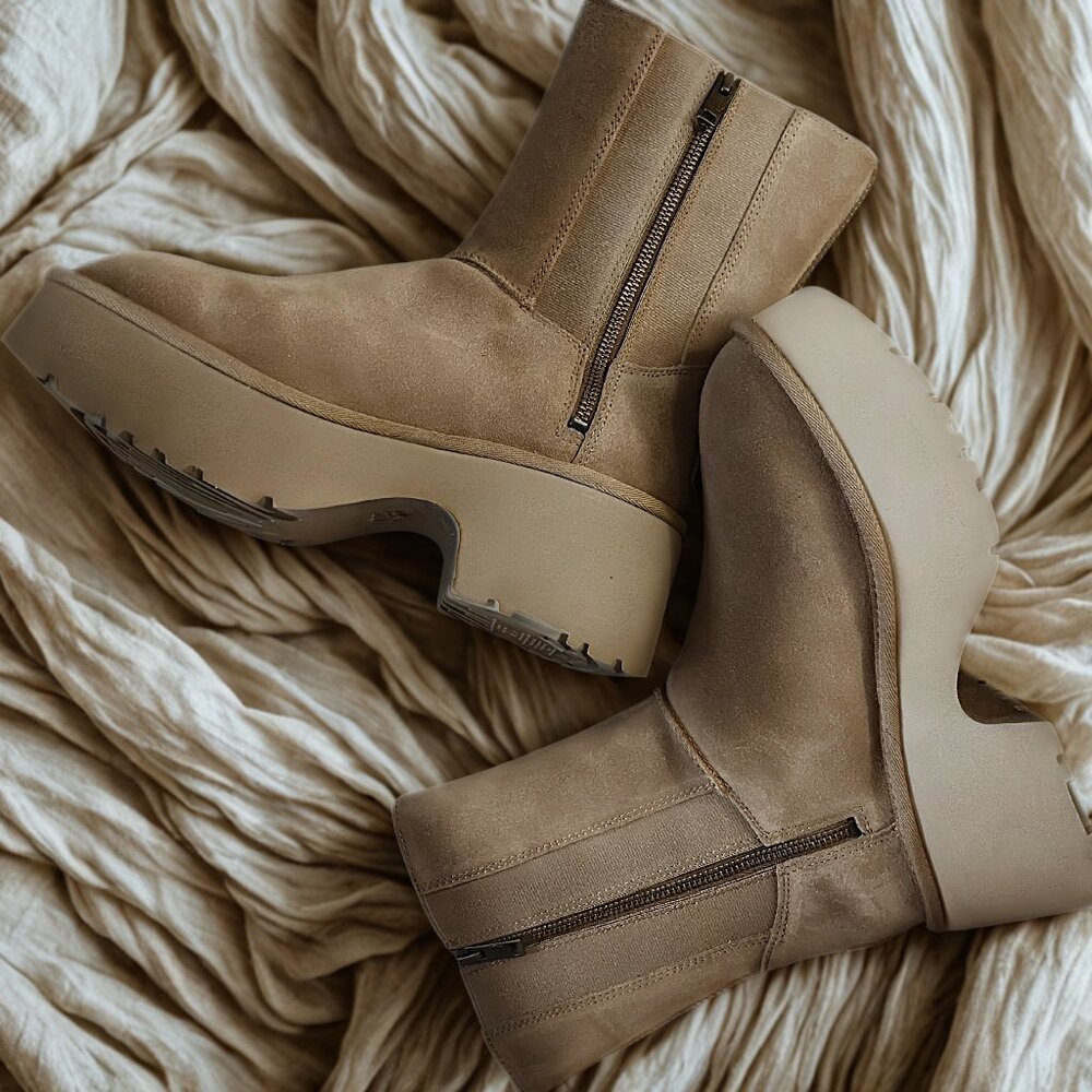 NEW UGG Classic Twin Seam New Heights Boots —  Size 9 | Chestnut |